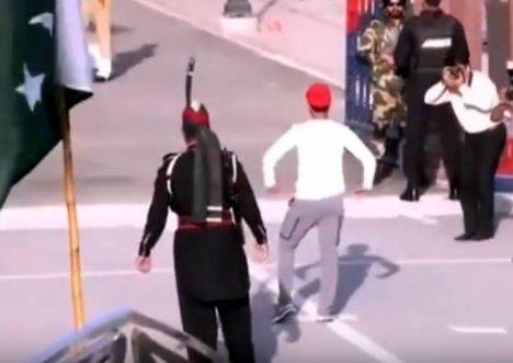 قومی ٹیم کی واہگہ بارڈر پر آمد، حسن علی کا منفرد انداز میں رقص 