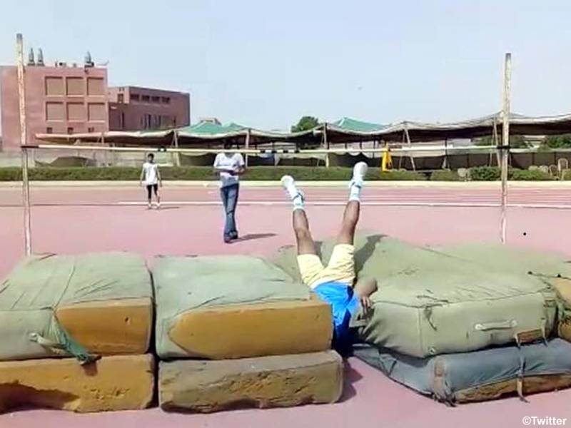 سندھ میں کھیلوں کا کوئی والی وارث نہیں ، پھٹے میٹرس ، پانی نایاب