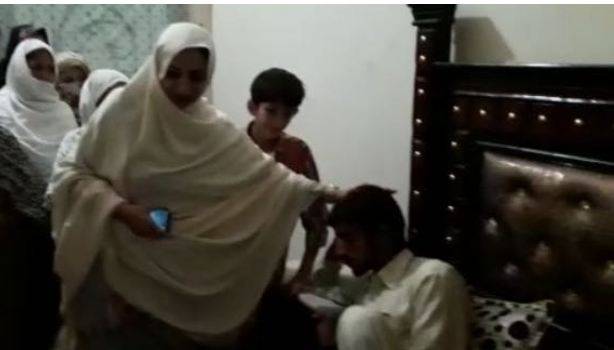 جلالپور بھٹیاں ، وفاقی وزیر سائرہ افضل تارڑ کی زخمی لیگی کارکن کے گھر آمد 