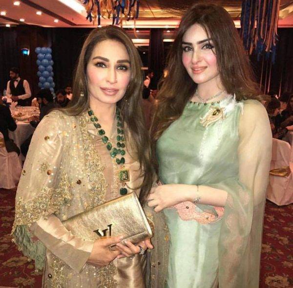 ادکارہ ریما خان کی بیوروکریٹ بہن کی خوبصورتی کے چرچے
