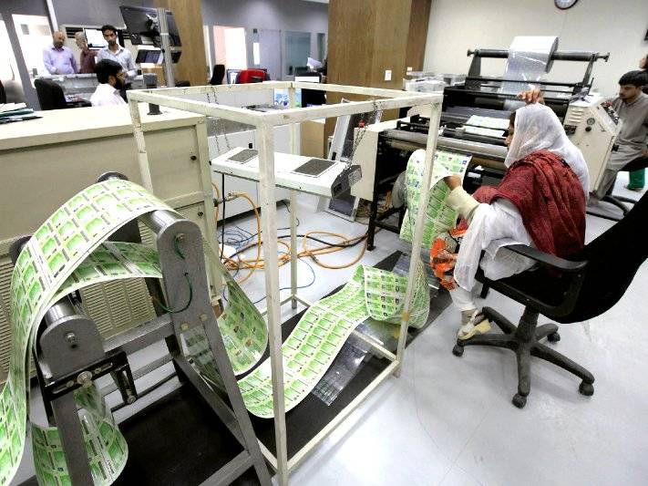 نادرا نے شناختی کارڈ کی فیسوں میں کئی سو گنا اضافہ کردیا