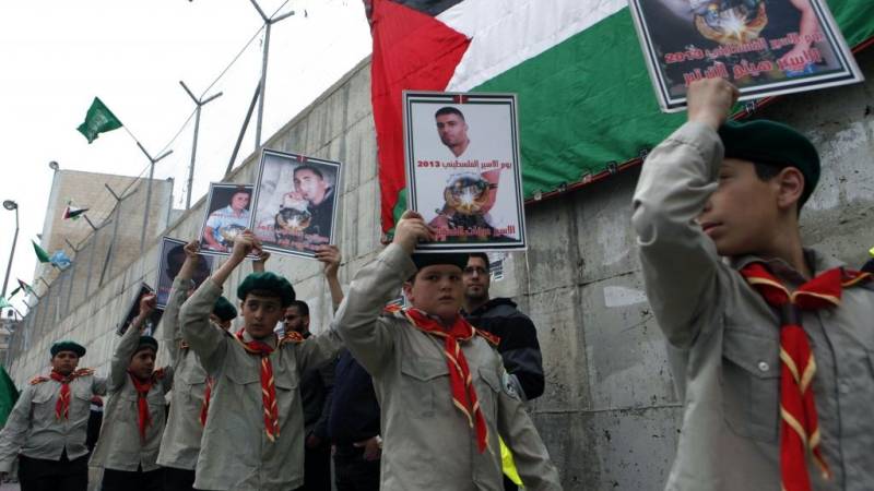 فلسطینیوں کی اسرائیلی جیل میں قید اپنے پیاروں سے ملاقات ، جذباتی مناظر 