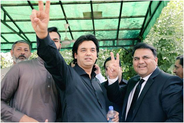 پی ٹی آئی نے خواجہ آصف کی گردن سے سریا نکال دیا، عثمان ڈار