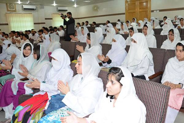 خیبرپختونخوا میں تعلیم سے کھلواڑ، غیر ملکی پاسپورٹ بنواؤ اور میرٹ کی دھجیاں اڑاؤ