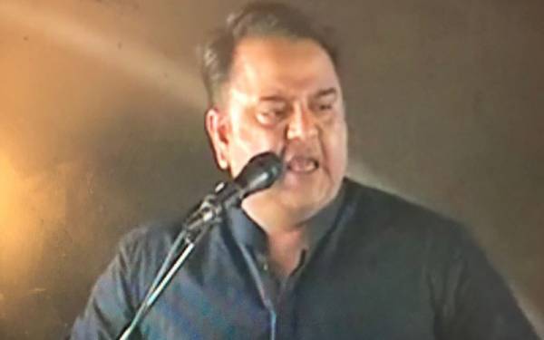 نئے پاکستان میں ہزاروں مائیں مریم نواز کی ماں جیسا علاج کرواسکیں، فواد چودھری 