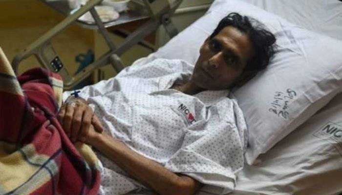 سابق ہاکی اولمپیئن منصور احمد نے پاکستان میں دل کا آپریشن کرانے سے انکار کردیا