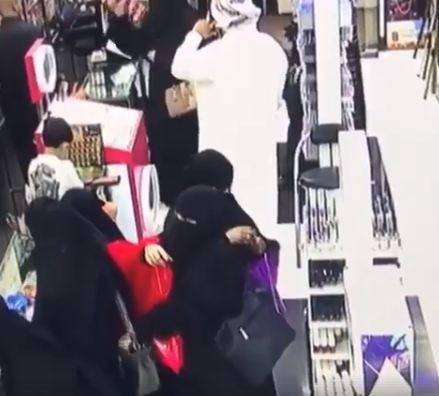 سعودی خواتین کی موبائل فون چوری کرنے کی ویڈیو سامنے آگئی
