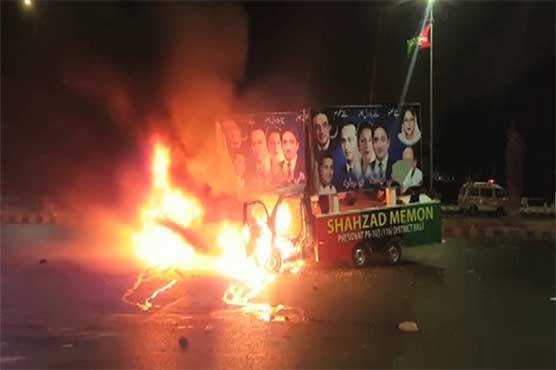 کراچی میں پیپلز پارٹی اور پی ٹی آئی کارکنوں میں تصادم، جلاؤ گھیراؤ