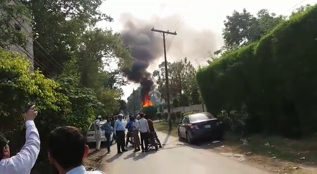 لاہور، گارڈن ٹاؤن میں تربیتی طیارہ گر کر تباہ، 1 شخص زخمی