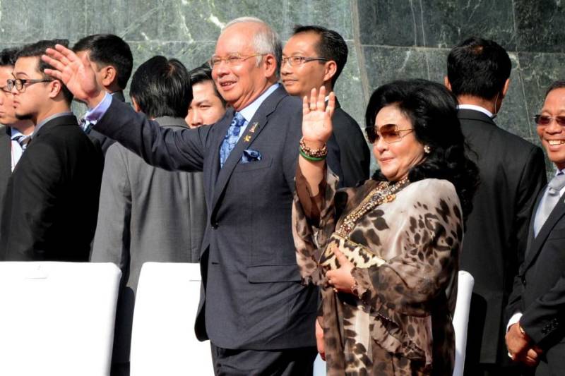 ملائیشیا کے سابق وزیراعظم اور ان کی اہلیہ پر بیرون ملک جانے پر پابندی عائد کردی گئی