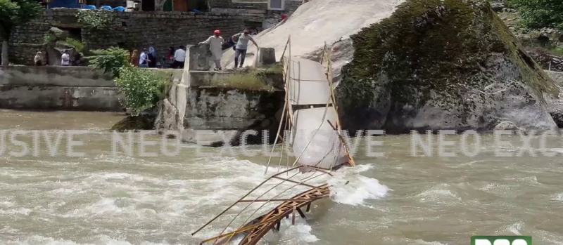 دریائے نیلم کا پل گرنے سے 5 طلباءجاں بحق،6 کو زندہ بچالیا گیا