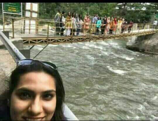 دریائے نیلم پل حادثہ،ڈوبنے والوں کی تلاش جاری،طلباءو طالبات کی آخری سیلفی بھی سامنے آ گئی