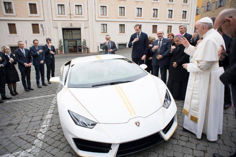 پوپ فرانسس نے اپنی لامبور گینی گاڑی نیلام کر دی