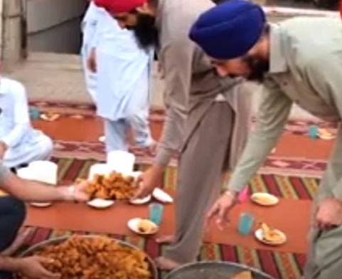 پشاور میں سکھ اور عیسائی برادری کی مسلمانوں کیلئے افطاری