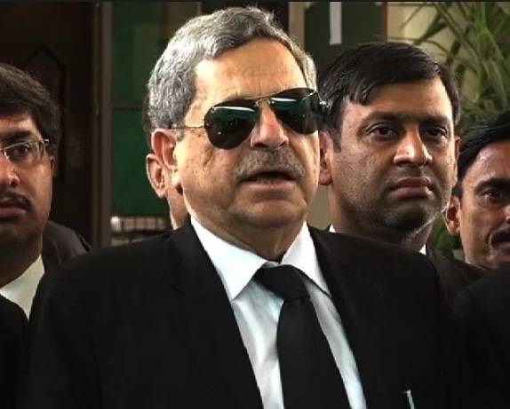 شاہ محمود قریشی کے بعد حامد خان نے بھی نااہل شخص کو پارٹی سے دور رکھنے کا مطالبہ کر دیا