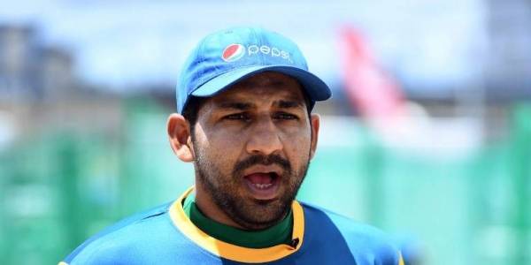 پی آئی اے نے قومی ٹیم کے کپتا ن سرفراز احمد کی تنخواہ روک لی