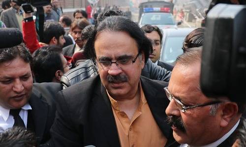 معروف اینکر پرسن ڈاکٹر شاہد مسعود کے ناقابل ضمانت وارنٹ گرفتاری جاری
