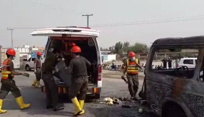 کوہاٹ میں مسافر وین میں آگ لگنے سے 6 افراد جاں بحق