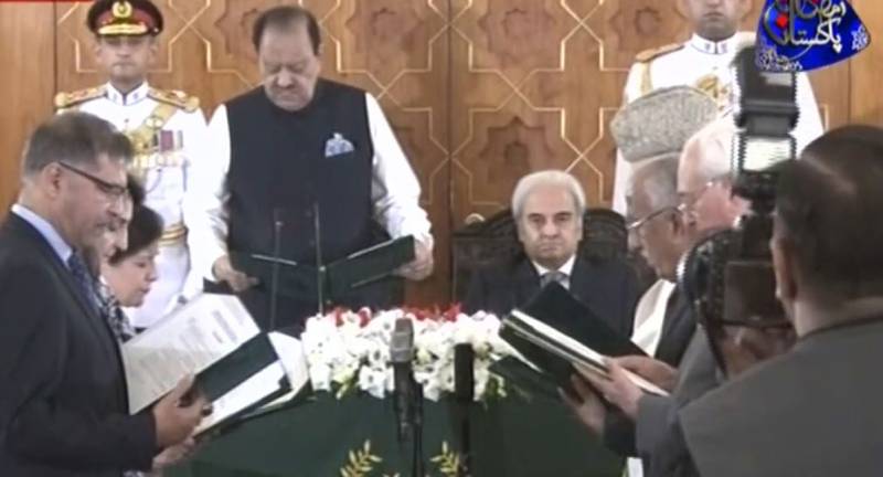 نگران وفاقی کابینہ نے حلف اٹھا لیا