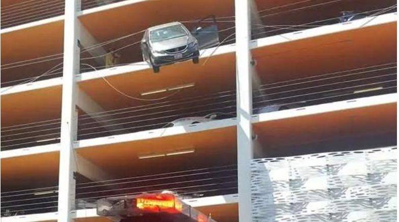 کیلفورنیا میں پارکنگ پلازہ کی چوتھی منزل سے لٹکنے والی کار میں سوار معمر خاتون کو بچا لیا گیا 