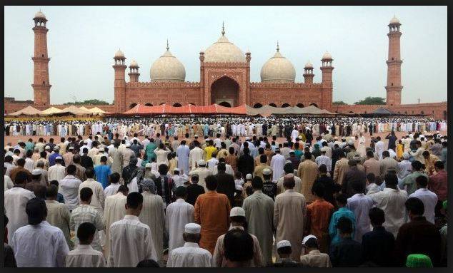 ملک بھر میں آج عید الفطر مذہبی جوش وخروش کے ساتھ منائی جارہی ہے