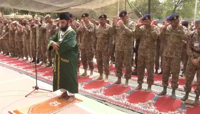 آرمی چیف نے عید لائن آف کنٹرول پرجوانوں کے ساتھ منائی