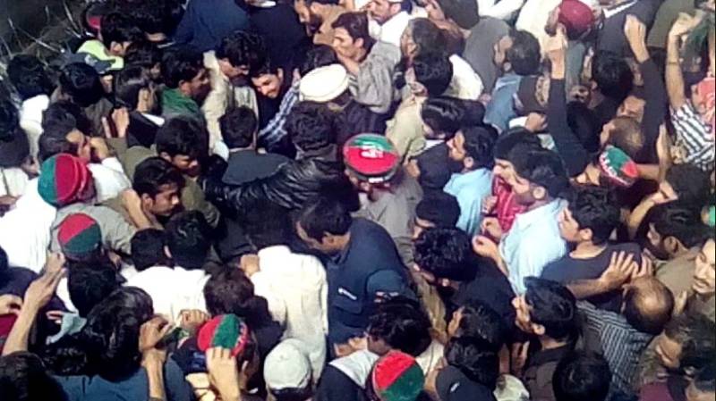 عمران خان کی رہائش گاہ کے باہر کارکن آپس میں لڑ پڑے