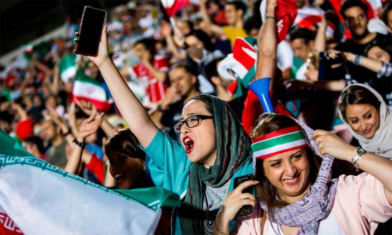 فٹبال ورلڈ کپ کے دوران ایرانی خواتین نے تاریخ رقم کردی