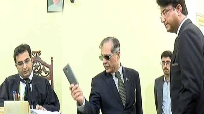چیف جسٹس ایڈیشنل سیشن جج پر برہم، موبائل فون میز پر پٹخ دیا