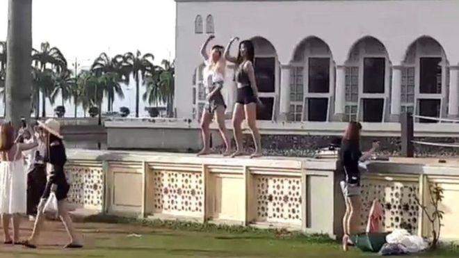 ملائیشیا، مسجد کے باہر ناچنے پر سیاحوں کے داخلے پر پابندی عائد
