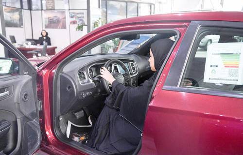 سعودی خواتین کی کار شورومز میں دلچسپی بڑھنے لگی