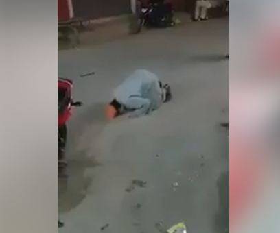 عمران خان کی اہلیہ بشریٰ بی بی کے سابق شوہر خاور مانیکا کی سڑک پر سجدے کرنے کی ویڈیو وائرل