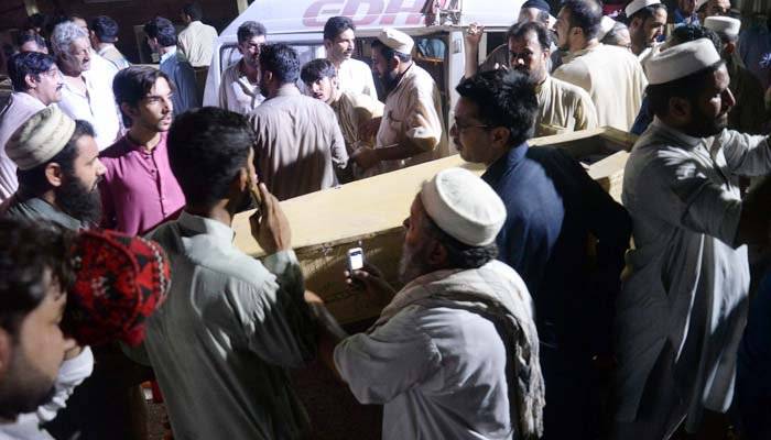 پشاور خودکش حملے کے 10 شہدا سپرد خاک، شہر کی فضا سوگوار