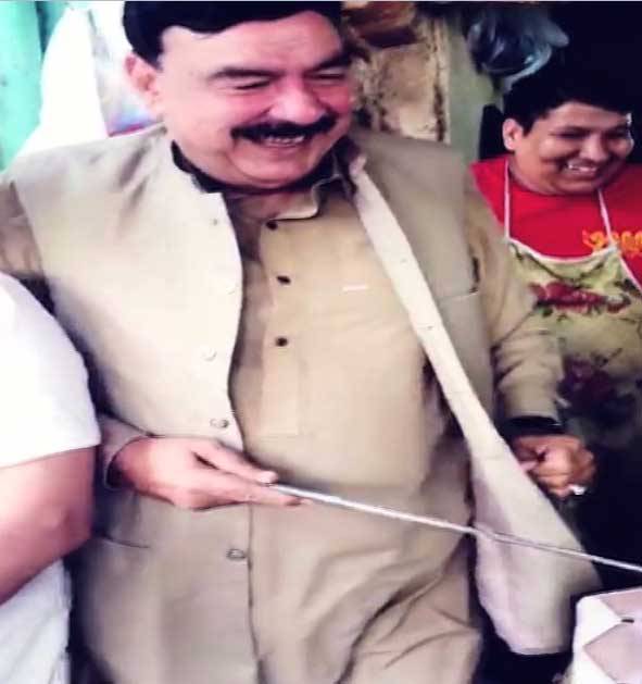 شیخ رشید کا عوامی انداز،نان بائی کے ساتھ تندور پر روٹیاں لگائیں