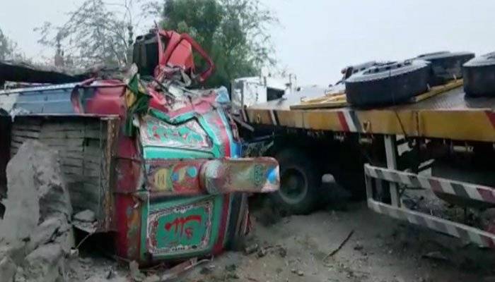 ہالا: ٹریفک حادثے میں 17 افراد جاں بحق، متعدد زخمی