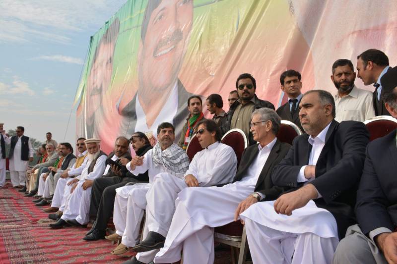 سابق وزیراعلیٰ کے پی کے پرویز خٹک سٹیج گرنے سے زخمی ہوگئے