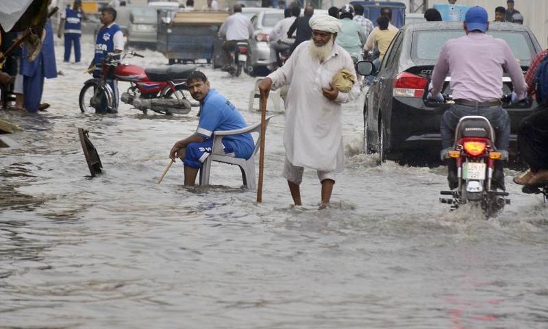 لاہور میں بارش سے موسم خوشگوار