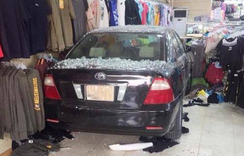 سعودی ڈرائیور خاتون گاڑی سمیت دکان میں گھس گئی