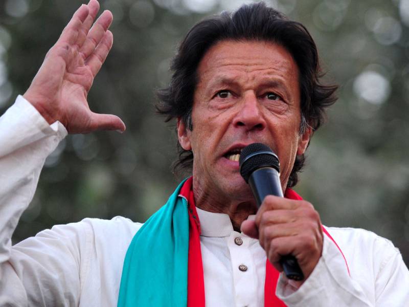 عمران خان نے جلسے کے دوران قومی اسمبلی کے امیدوار شاہد خٹک کو دھکا دے دیا