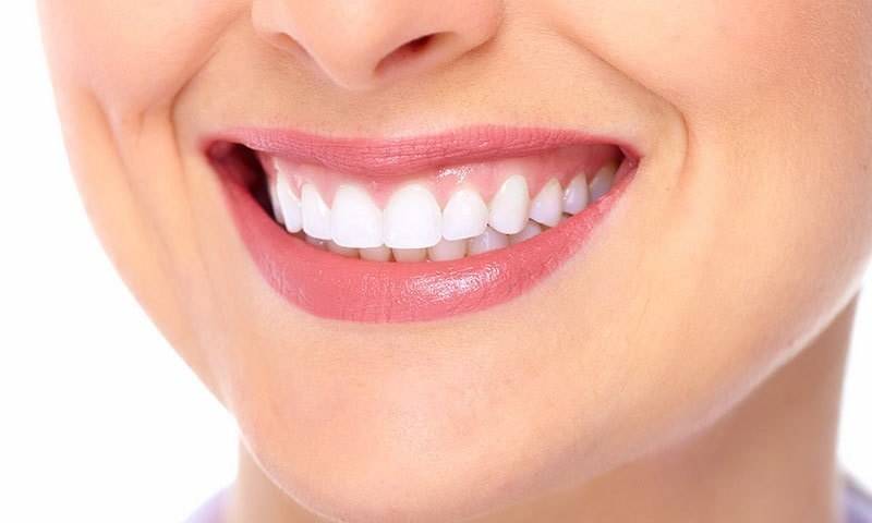 دانتوں کو محفوظ طریقے سے سفید کرنے کا آسان طریقہ