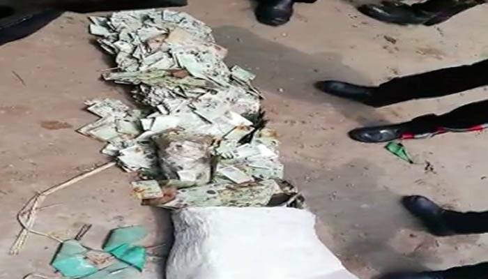 یاسمین راشد کے حلقے میں نالے سے سیکڑوں شناختی کارڈ برآمد