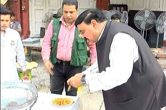 ووٹ کاسٹ کرنے سے قبل شیخ رشید احمد کا تگڑا ناشتہ
