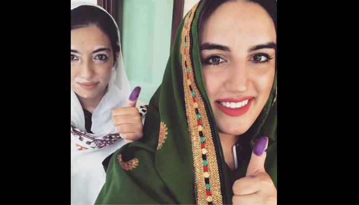 بختاور اور آصفہ نے نواب شاہ میں ووٹ کاسٹ کر دیا