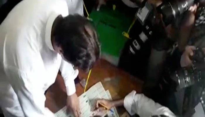 ضابطہ اخلاق کی خلاف ورزی، عمران نے کیمروں کے سامنے پرچی پر مہر لگا دی