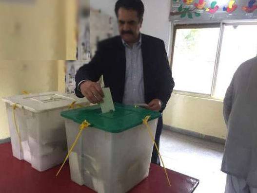 عام انتخابات :سابق آرمی چیف جنرل(ر)راحیل شریف نے بھی ووٹ کاسٹ کردیا