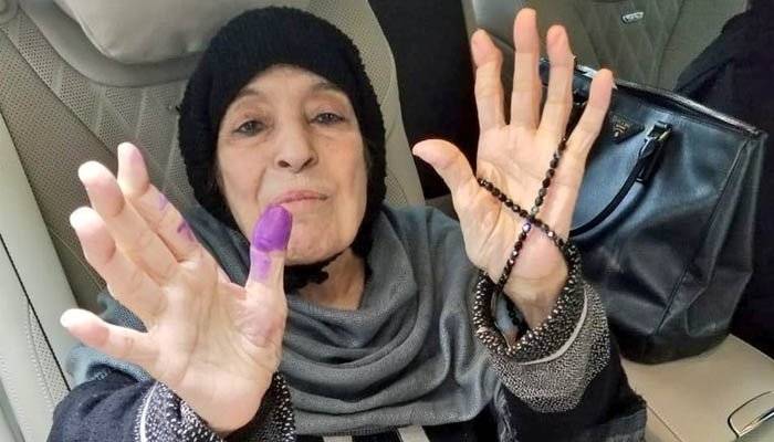 نواز شریف کی والدہ نے وہیل چیئر پر آ کر ووٹ کاسٹ کر دیا