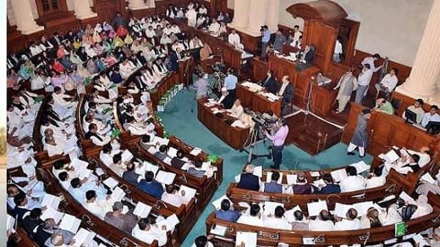 تختِ لاہور پر قبضہ کرنے کیلئے پی ٹی آئی اور مسلم لیگ ن میں دلچسپ مقابلہ 