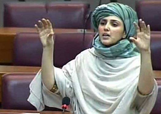 ووٹر نے بیلٹ پیپر پر عائشہ گلالئی کے لیے 'آئی لو یو' لکھ دیا