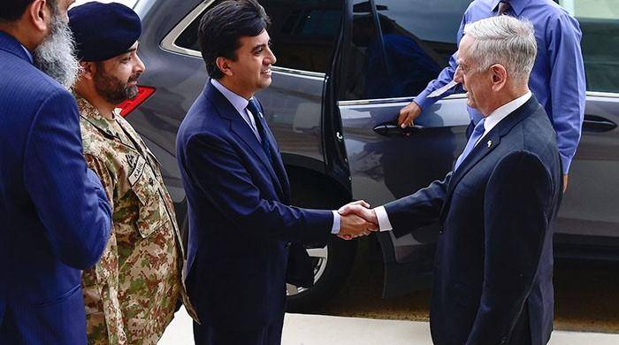 پاکستانی سفیر کا دورہ پینٹاگون، امریکی وزیر دفاع جیمز میٹس سے ملاقات