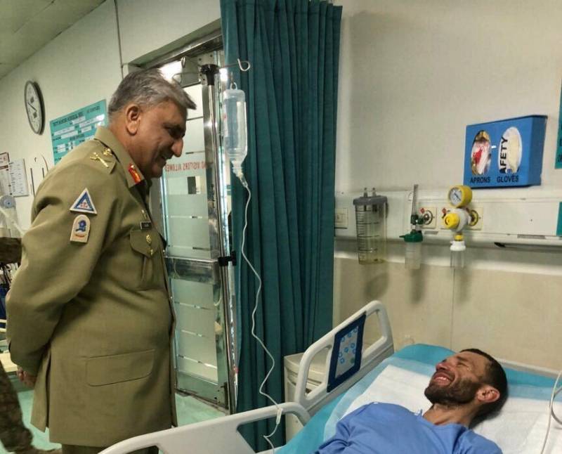 آرمی چیف کی روسی کوہ پیما کی سی ایم ایچ میں عیادت